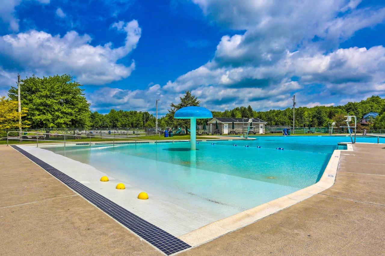 Holiday home Pet-friendly Pocono Vacation With Deck!
